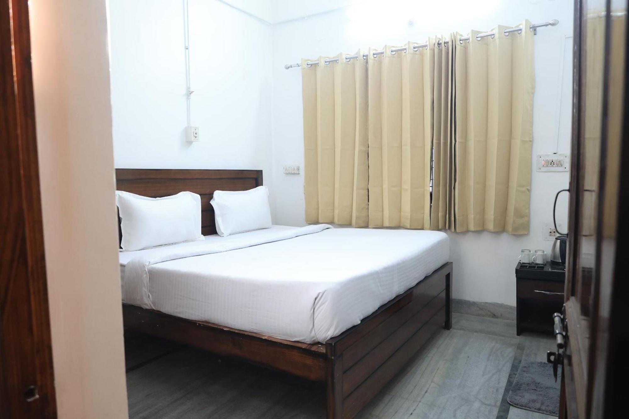 Anmol Residency Dehradun Hotel Екстериор снимка